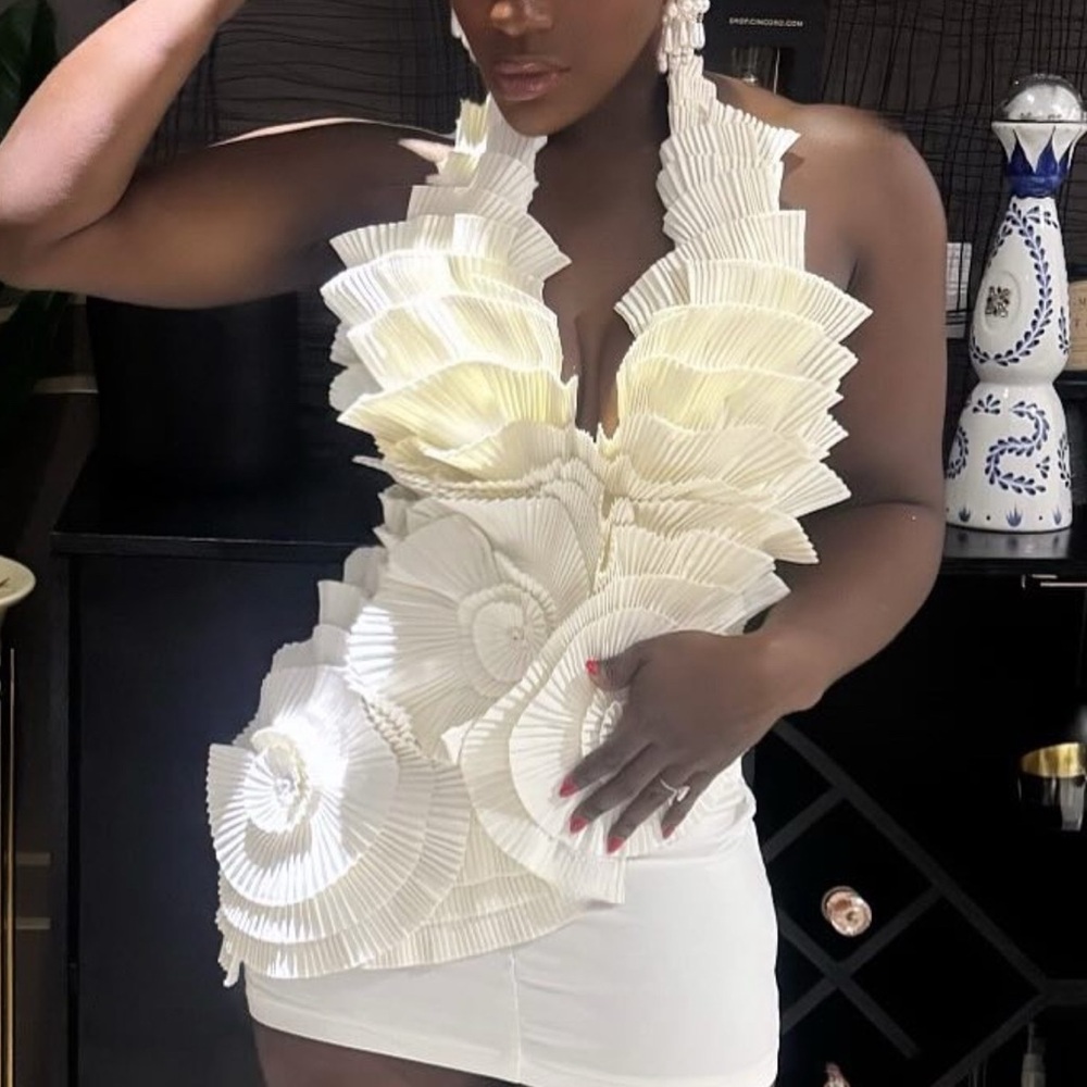 Gorgeous Statement pleated ruffle off white top - size small
